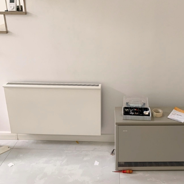 Austausch einer alten Nachtspeicherheizung (rechts) gegen eine moderne Elektroheizung (links)