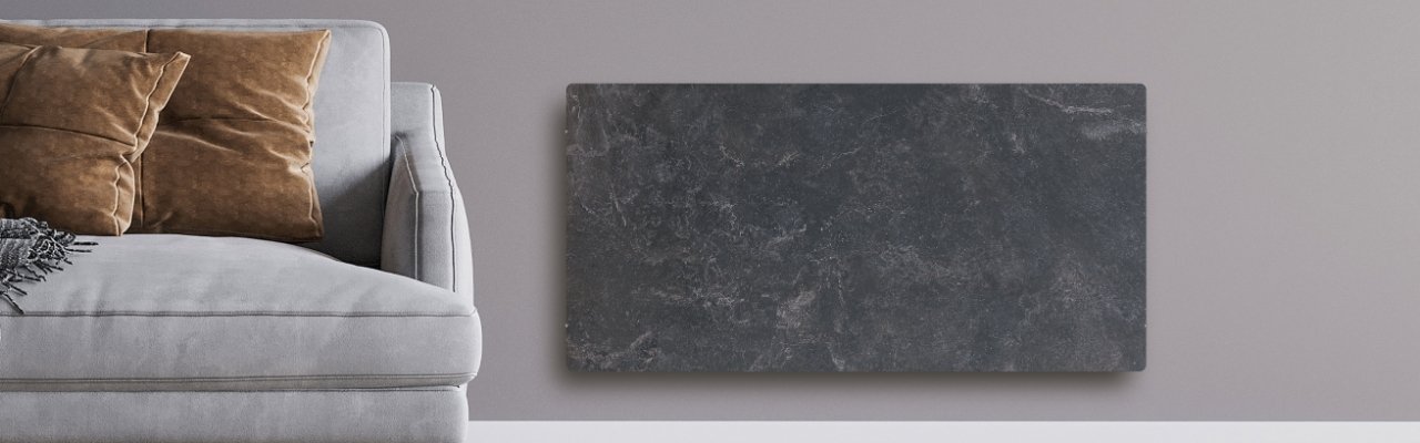 PURE Elektroheizung mit Luftreiniger an der Wand im Wohnzimmer. Farbe: Black Natura